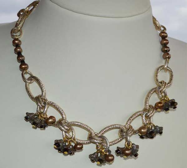 Χειροποίητο κολιέ με μαργαριταράκια σε σχήμα λουλούδι