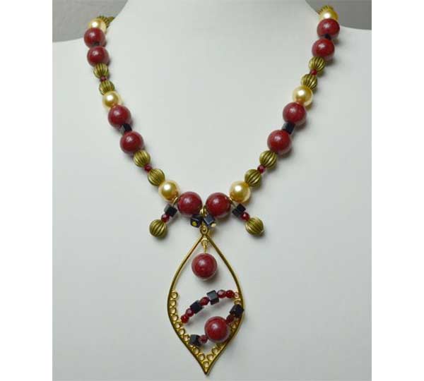 Χειροποίητο κολιέ με πέρλες Svarovski σε χρυσό χρώμα