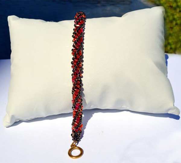 Βραχιόλι σπιράλ κατασκευασμένο από γυάλινες χάντρες