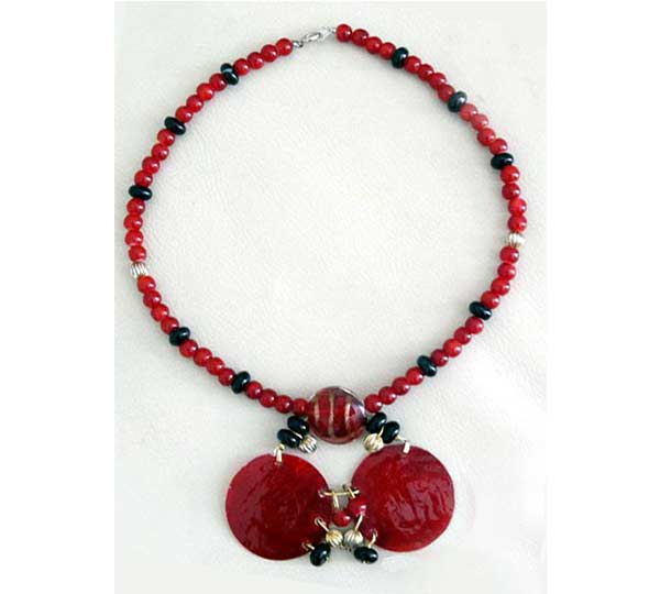 Χειροποίητο κολιέ με χρυσά στοιχεία