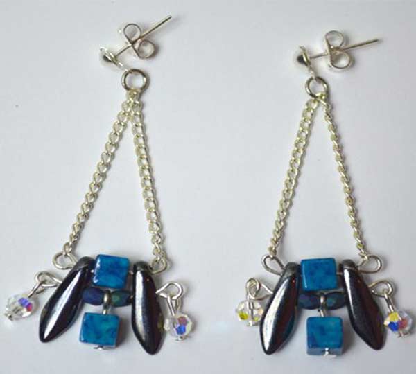 Χειροποίητα σκουλαρίκια κατασκευασμένα από μαύρα,πράσινα κρύσταλλα,κρύσταλλα σε μαχαιρωτό σχήμα 