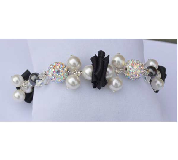 Χειροποίητο βραχιόλι με χάντρες και πέρλες Swarovski, χάντρες με strass, υφασμάτινες λεπτομέρειες, σε μαύρη-λευκή-ασημί απόχρωση.