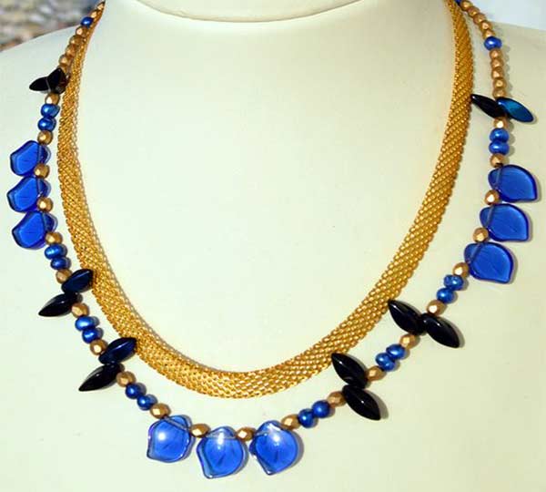 Χειροποίητο κολιέ με μαργαριτάρια και κρυσταλλάκια σε σχήμα φύλλου